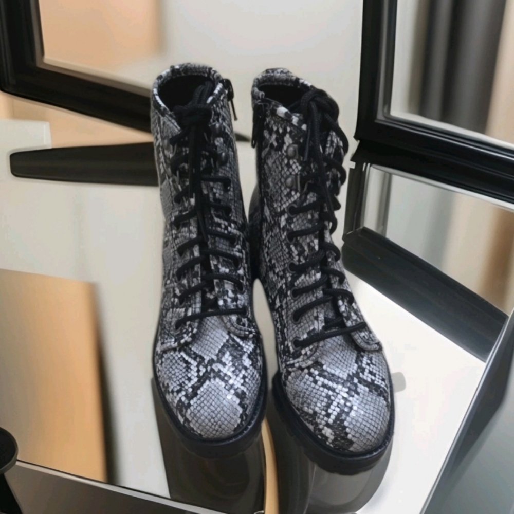 Adorable pre-loved Indigo Side Zip faux Snake Skin Combat Boots Sz 6. - Picture 8 of 8